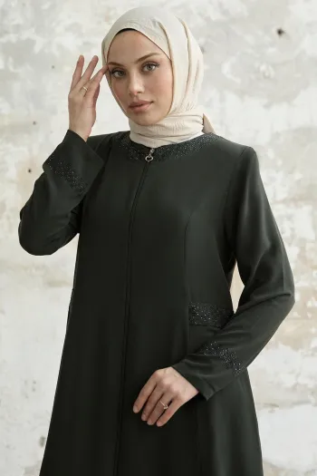 عباية كاكي مع ياقة وأكمام مزينة بالأحجار