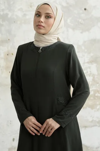 عباية كاكي مع ياقة وأكمام مزينة بالأحجار