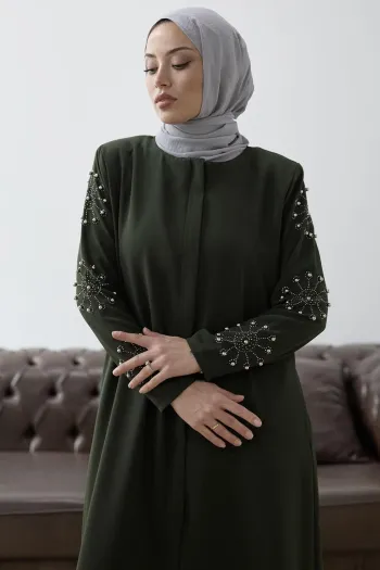 عباية كاكي مع تفاصيل حجر اللؤلؤ على الأكمام