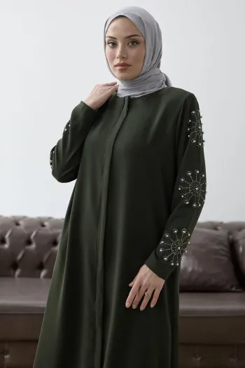 عباية كاكي مع تفاصيل حجر اللؤلؤ على الأكمام