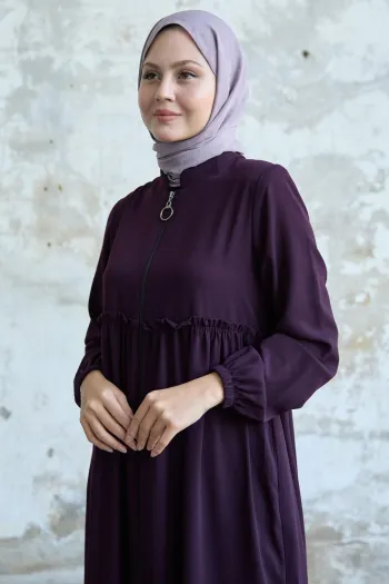 عباية أرجوانية مكشكشة مع تفاصيل شرابة في الخلف