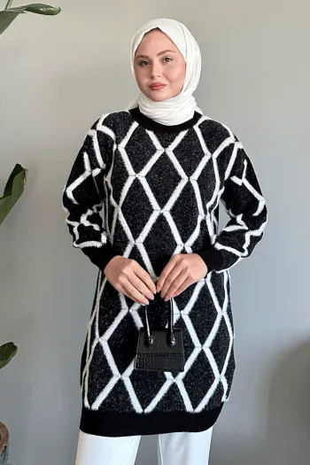سترة صوفية سوداء مزينة بتفاصيل لؤلؤ مخطط