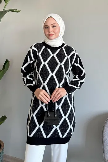 سترة صوفية سوداء مزينة بتفاصيل لؤلؤ مخطط