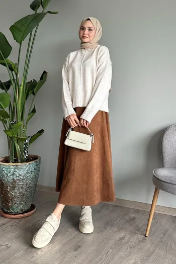 Cozy Ecru Knitted Sweater with Seashell Stone Texture