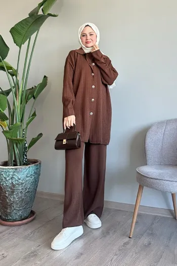 Three-piece brown knitted set with buttons