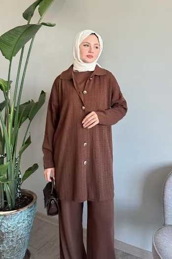 Three-piece brown knitted set with buttons