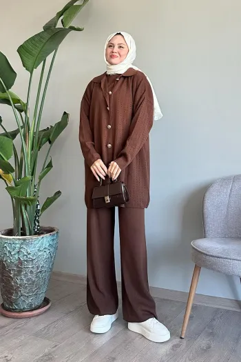 Three-piece brown knitted set with buttons