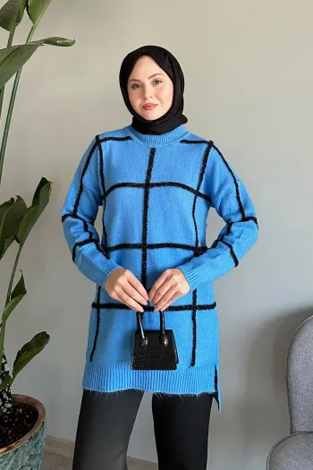 بلوز تريكو أزرق مع خطوط سوداء لامعة