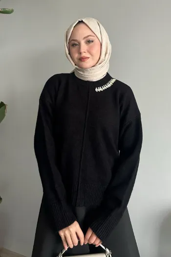 سترة سوداء مصنوعة من الصوف مزينة بحجارة شكل صدفي